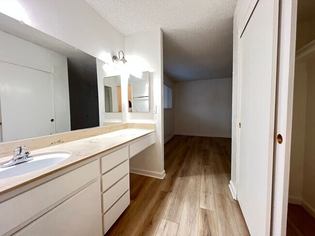 Building Photo - 3 Bed 2.5 Bath Townhouse