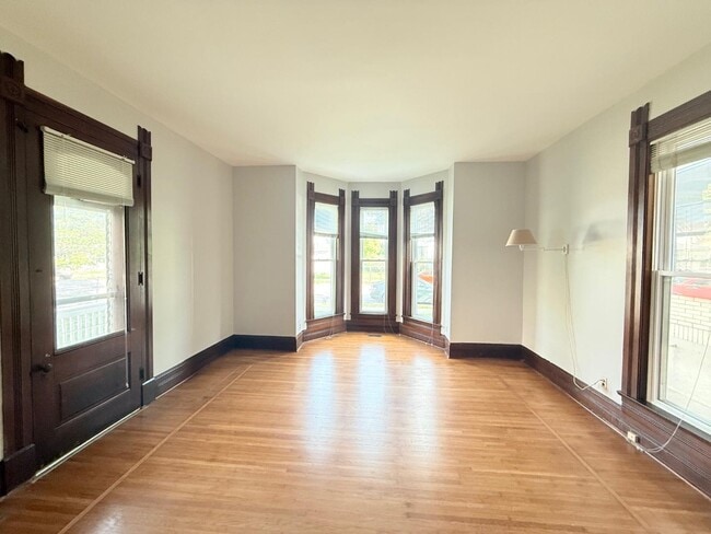 Building Photo - 1603 E Oak St