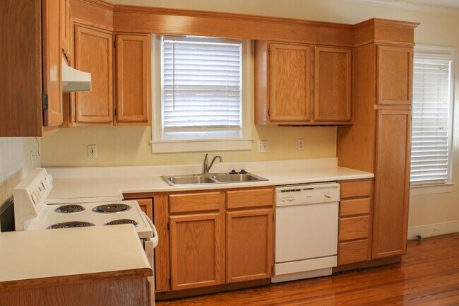 Building Photo - 2 BEDROOM - MONTE VISTA