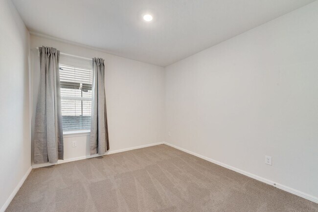 Building Photo - Amazing 4 Bed, 2 Bath Rental Ready for New...