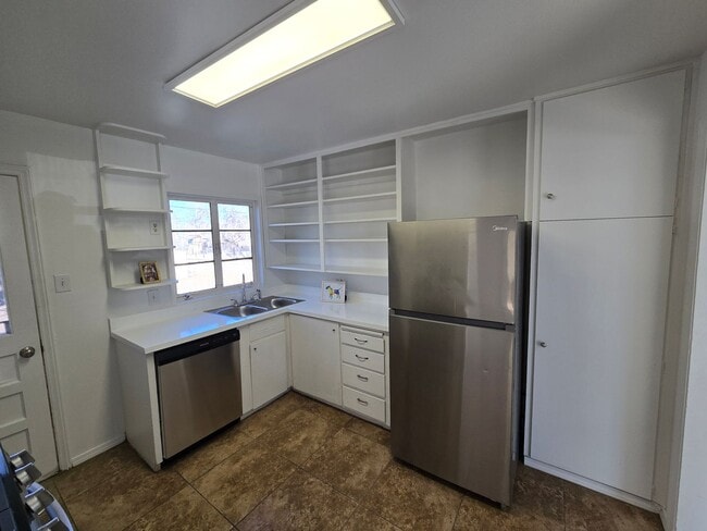 Building Photo - Centrally located in the NE Heights 4 bedroom, 1 3/4 Bath 1900 square feet.