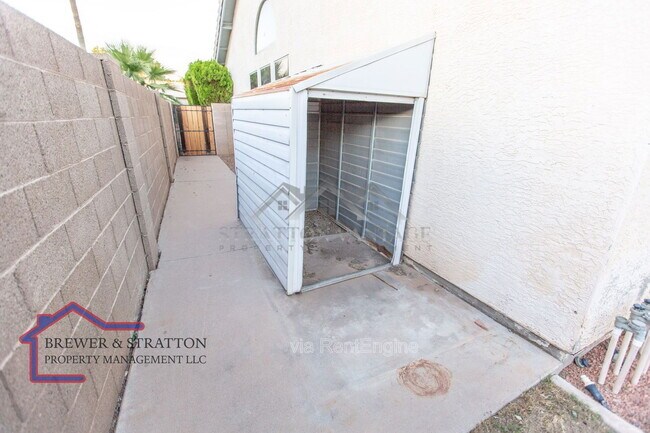 Building Photo - 1431 E Encinas Ave