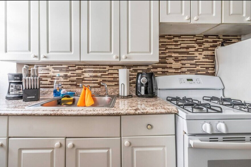 Building Photo - 600 2nd Ave