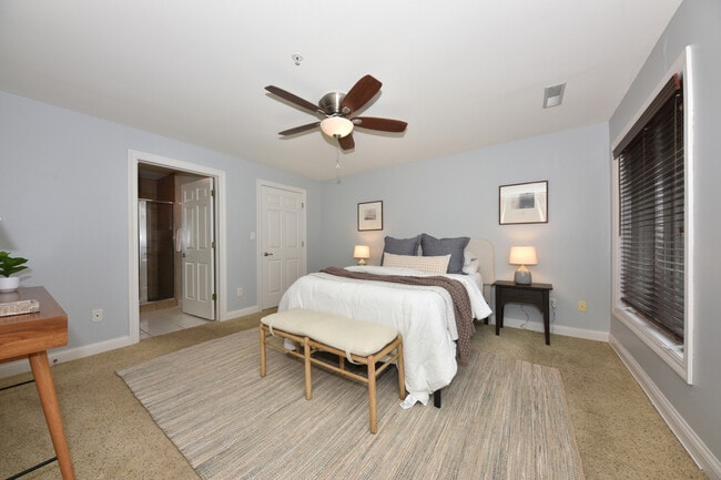 Building Photo - 1515 N Van Buren St