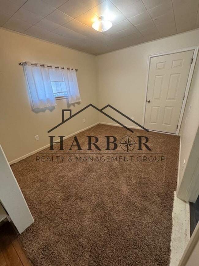 Building Photo - 1/2 Off first full month of rent!