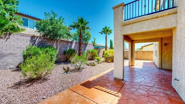 Building Photo - Beautiful 4 bedroom 3 full bath home with 2,902 Sq. FT. of living space.