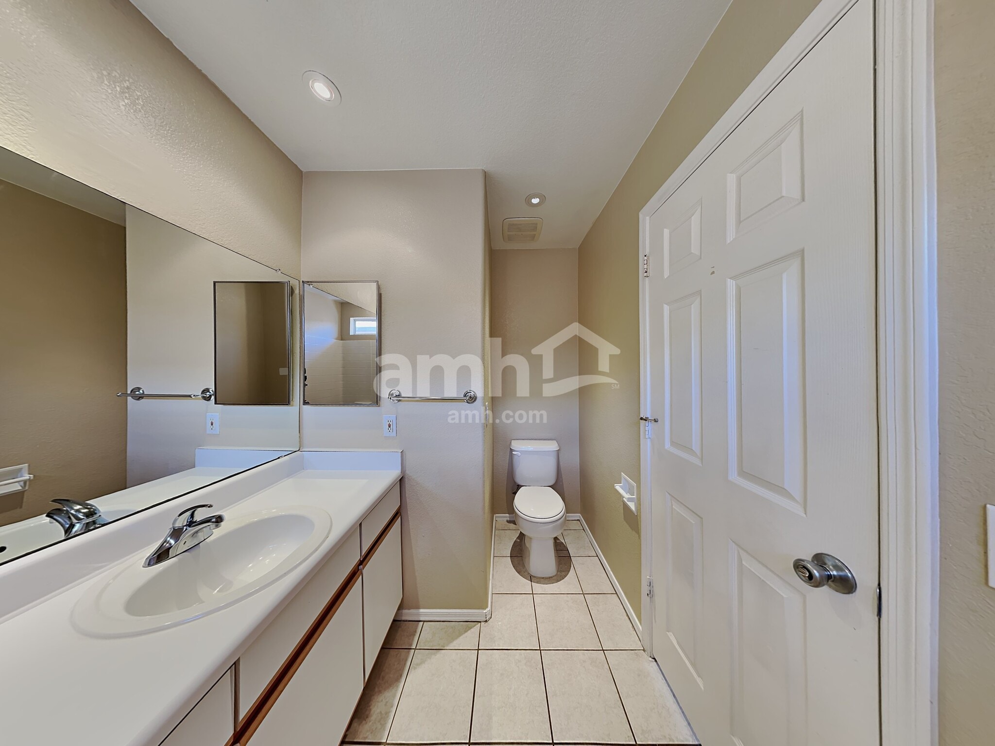 Building Photo - 9050 E Glenmont Dr