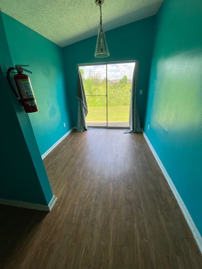 Building Photo - 15823 Ridgecroft Rd