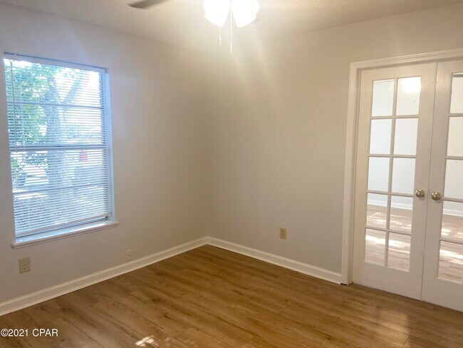 Building Photo - 2422 Johnson Dr