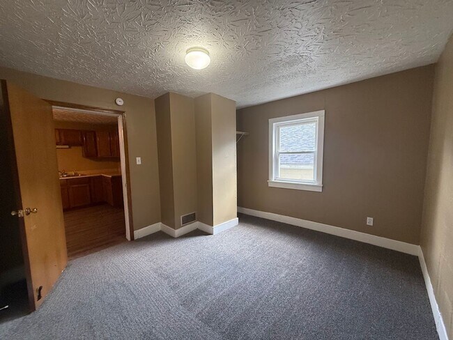 Building Photo - Three bedroom one bathroom home for rent