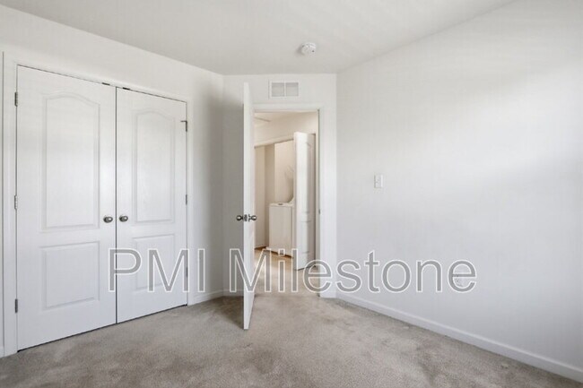 Building Photo - 65 Darien Dr