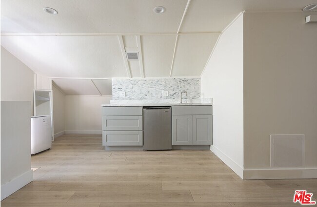 Building Photo - 4616 Rosewood Ave