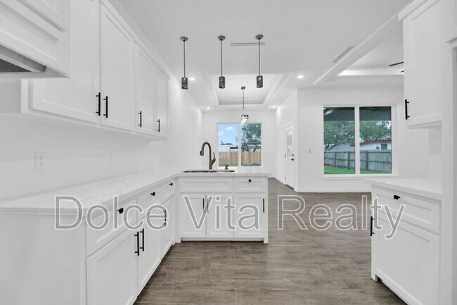 Building Photo - 1416 N Lookout Dr