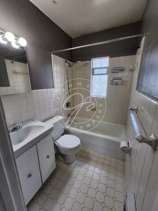 Building Photo - Charming Upper Duplex ready for you to cal...