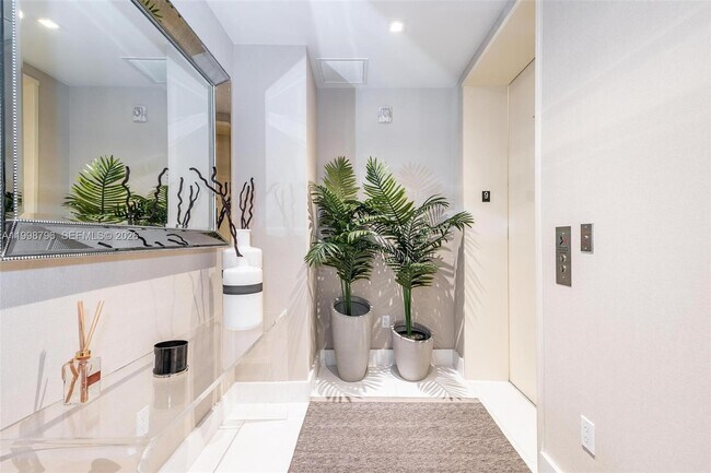 Building Photo - 16901 Collins Ave