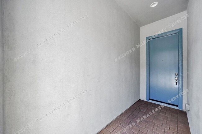Building Photo - Luxury 3-Bedroom Townhome with Rooftop Dec...