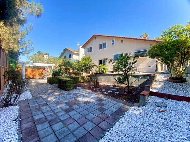 Building Photo - Spacious 4-Bedroom Irvington Home with Mod...