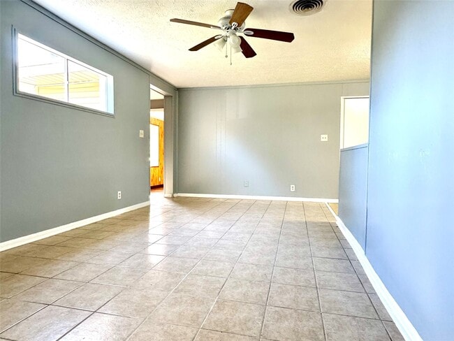 Building Photo - 425 E Park Dr