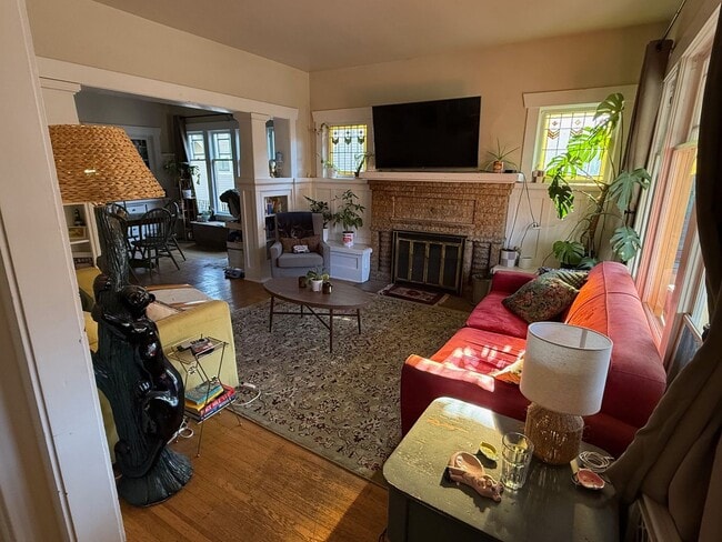 Building Photo - Beautiful 4-Bedroom Home in the Heart of Wallingford