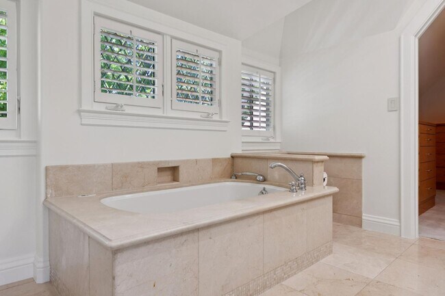 Building Photo - Beautiful, Old-World-style Home in the Heart of Central Menlo Park
