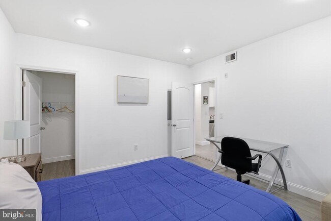 Building Photo - 925 N Broad St