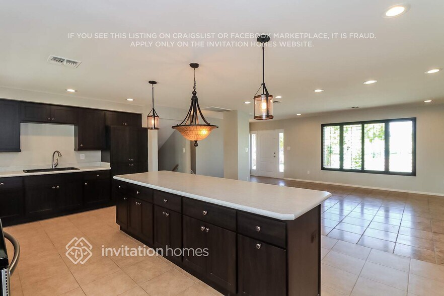 Building Photo - 213 E Carson Cir