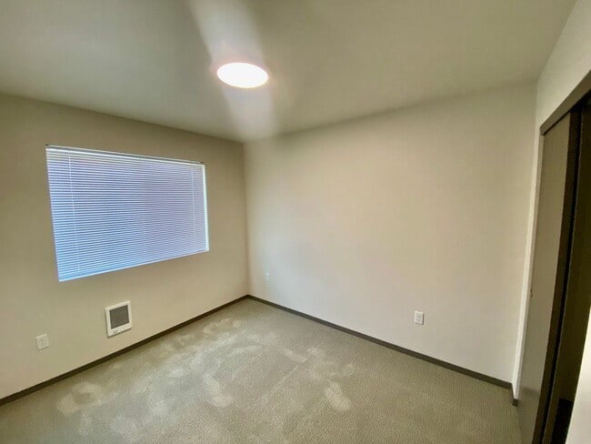 Building Photo - 901 Greenfield Dr