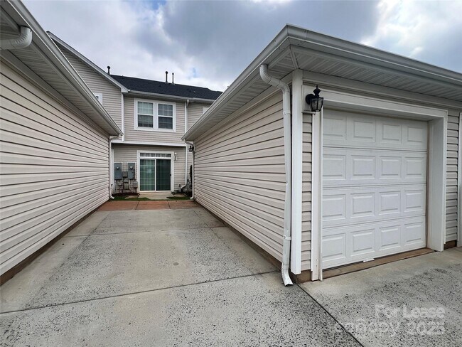 Building Photo - 142 Silverspring Pl