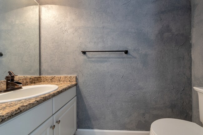 Building Photo - Charming 6 beds 3 baths in Denver!