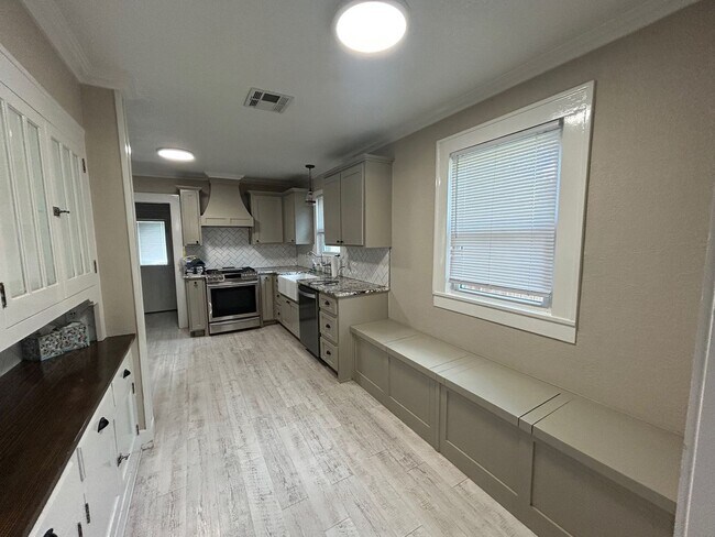 Building Photo - Spacious Corner Lot Charm