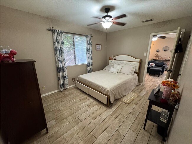 Building Photo - 401 Cypress Ln