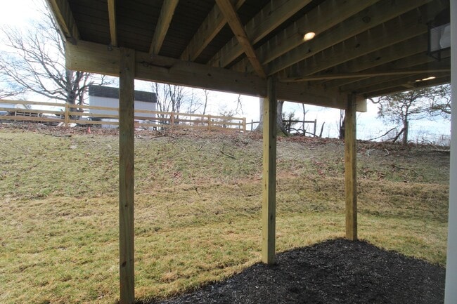 Building Photo - 3 Bedroom 2.5 Townhome Available Now!