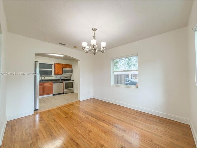 Building Photo - 410 Pinecrest Dr