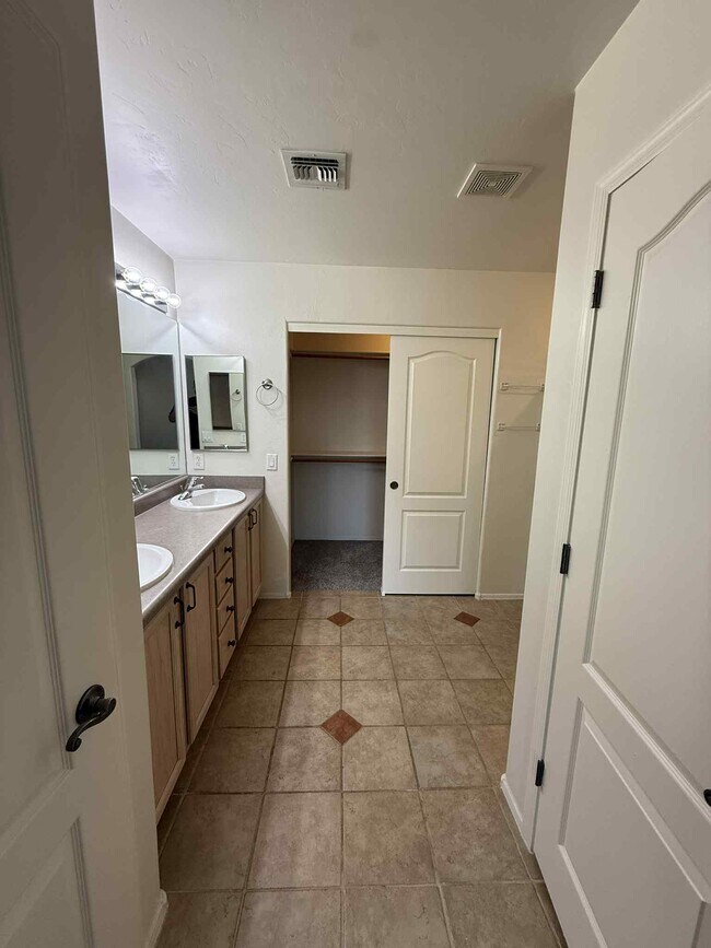 Building Photo - 640 W Emerald Key Dr