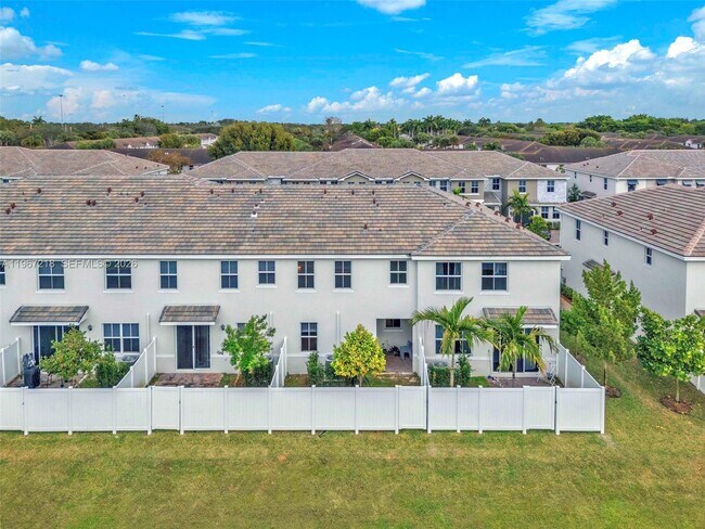 Building Photo - 142 SW 170th Ave