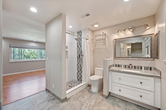 Building Photo - 3661 Slopeview Dr
