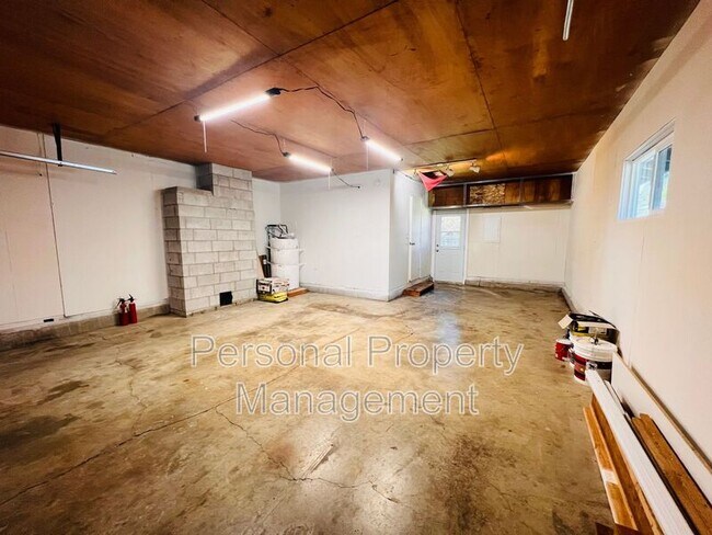 Building Photo - 3912 NE 61st Ave