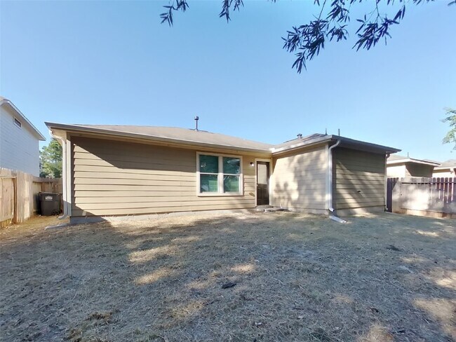 Building Photo - 814 Lightningbug Ln