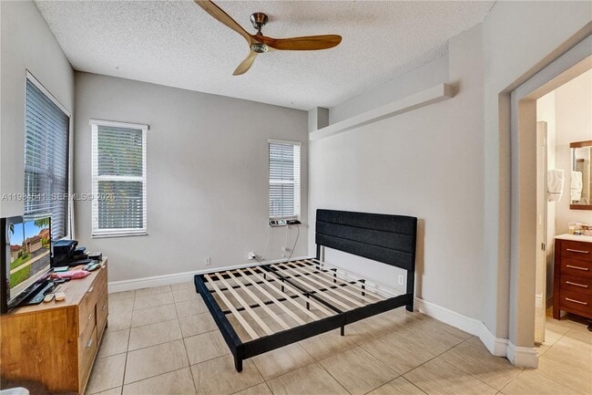 Building Photo - 930 Bluewood Terrace