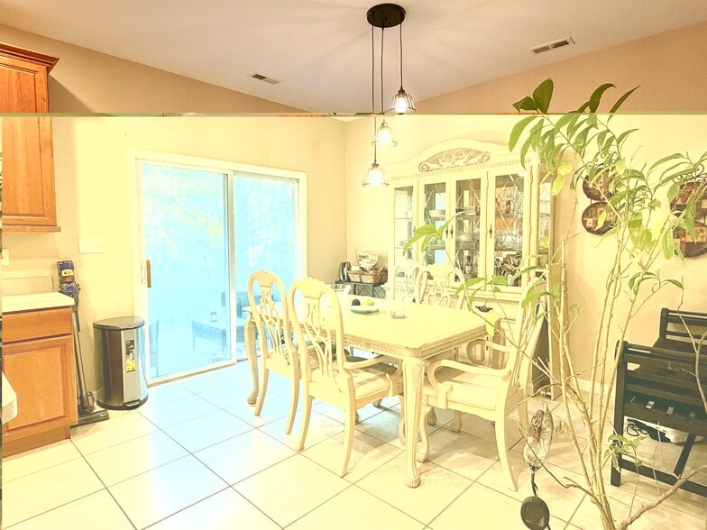 Dining - 128 Jackson Ave