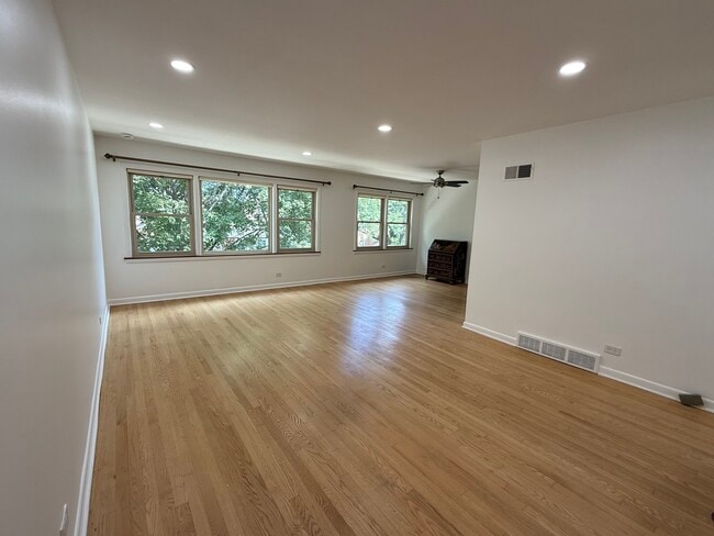 Building Photo - 2711 W Berwyn Ave