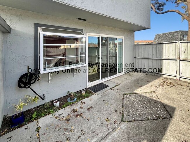 Building Photo - Spacious & Upgraded 4-Bedroom Townhouse in...