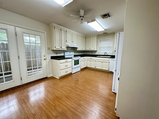 Building Photo - 521 N French Quarter Dr