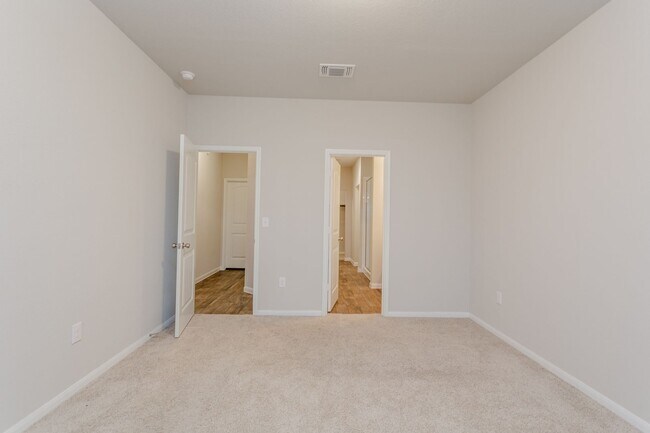 Building Photo - Beautiful 3 Bed / 2.5 Bath Home with High ...