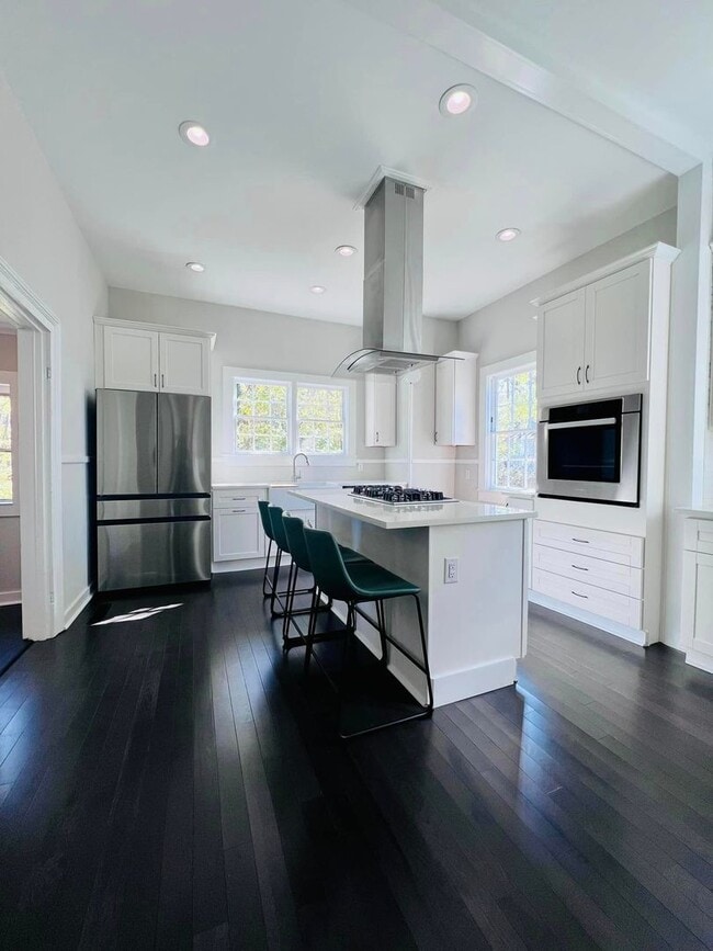 Building Photo - Charming home, gourmet kitchen, and large ...