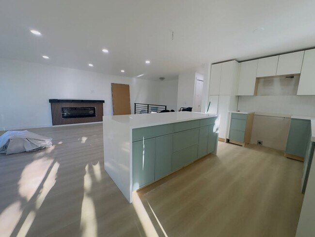 Building Photo - 4210 Lynnwood