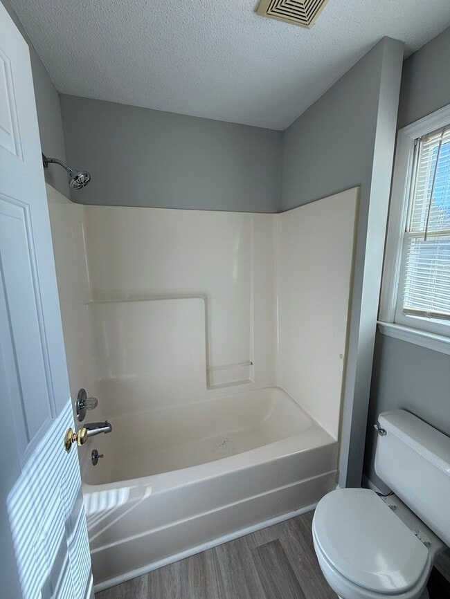 Building Photo - Beautiful Ranch style 3 Bed 2 Bath Home! Large Yard and 2 Car Garage!