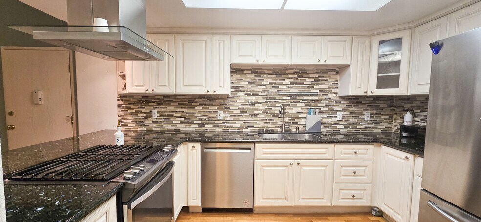 Kitchen - 19195 Shoreline Ln