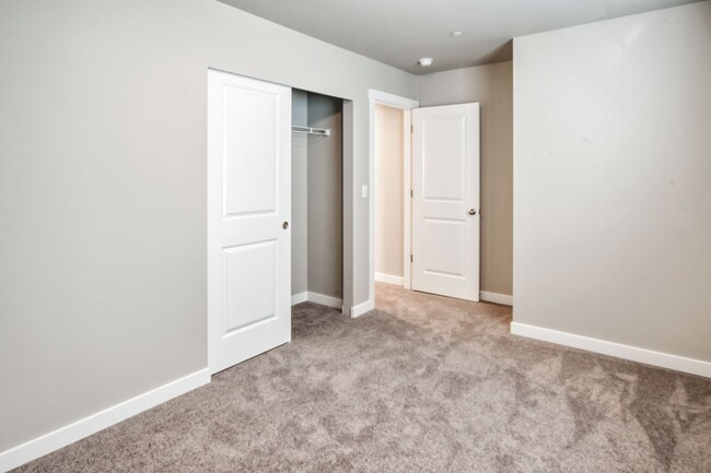 Building Photo - Newly Built 5bd 2.5ba in LSSD