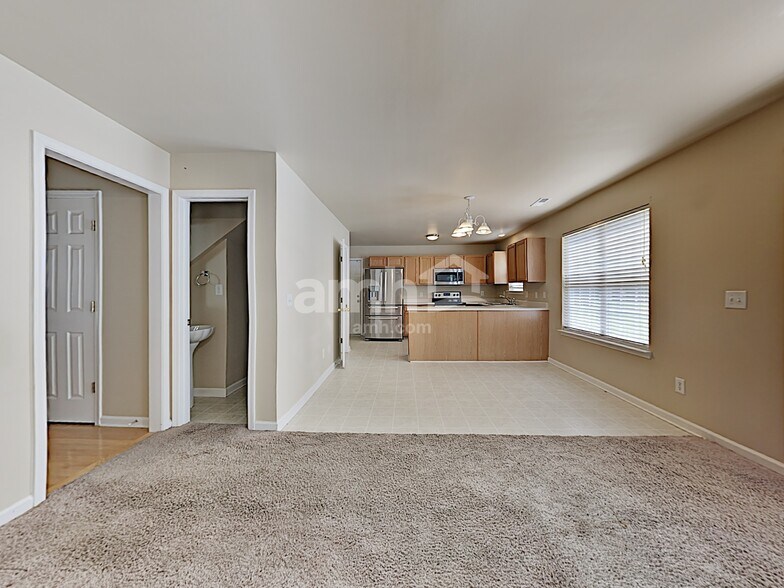 Building Photo - 1038 Vanguard Dr